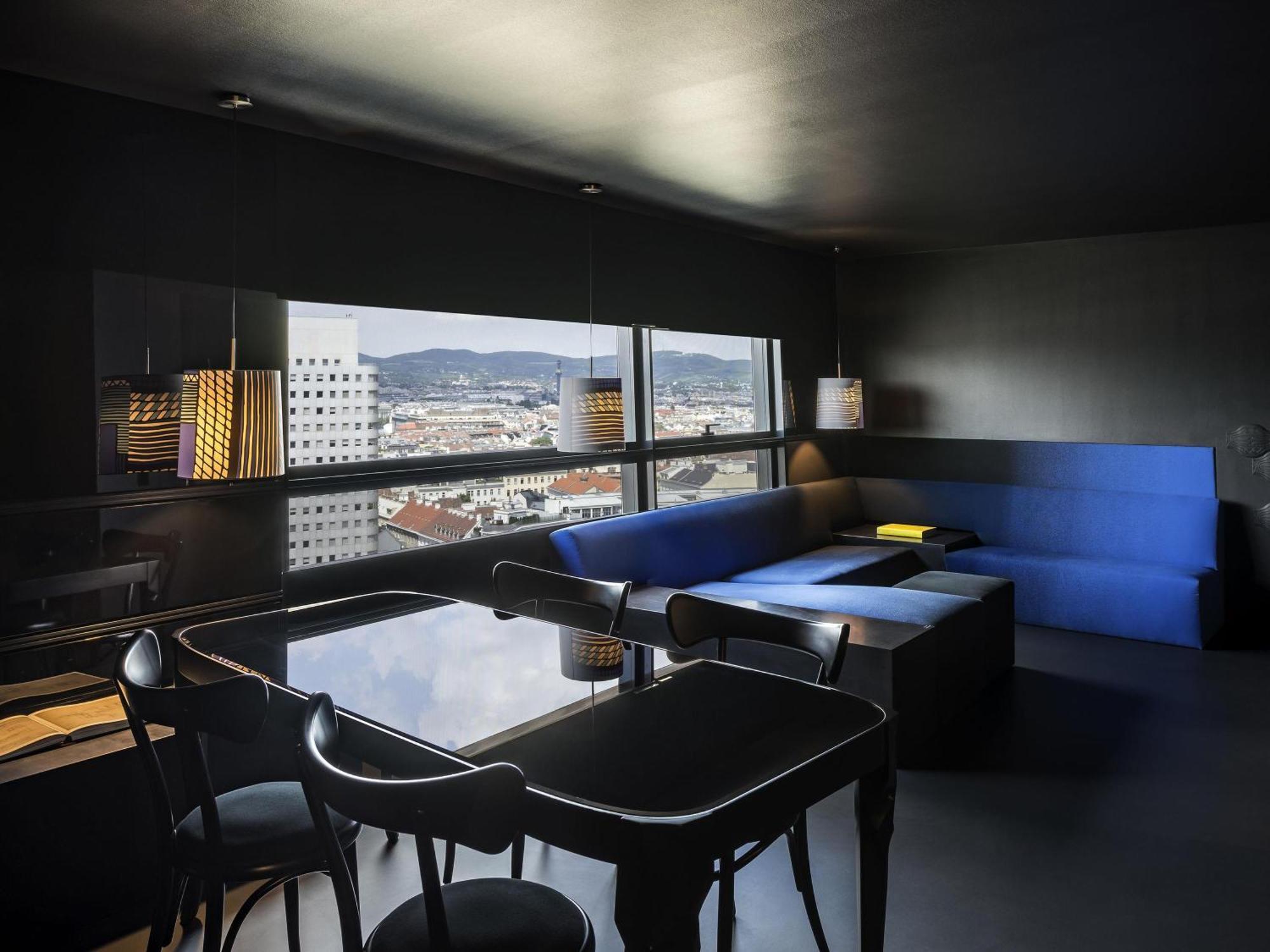 Black Deluxe Suite – Danube Canal View king bed,1742689545:JPEG
